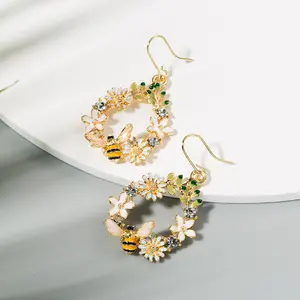2024 nuovo Design di moda colorato fiore dichiarazione di ape orecchino di farfalla per le donne orecchini pendenti personalizzati