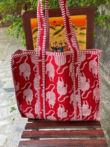 กระเป๋าผ้าฝ้ายลายควิลท์ งานแฮนด์เมดสไตล์อินเดีย พิมพ์ลายบล็อกแบบดั้งเดิม เหมาะสำหรับเดินทาง ช้อปปิ้ง สะพายไหล่ - Product Image 5