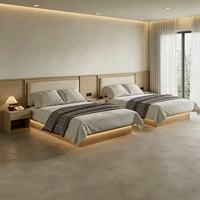 Lit d'hôtel moderne en bois clair sur mesure avec panneau de fond intégré et éclairage LED