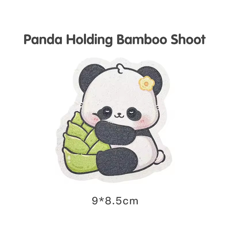 Panda tenant une poussée de bambou