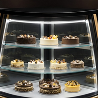 Vitrine de boulangerie d'angle réfrigérée sur mesure, noir mat et or, avec verre incurvé, éclairage LED et 3 étagères