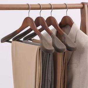 Cintres en bois personnalisés de haute qualité pour costumes, cintres larges à épaules droites en bois pelucheux pour armoire et magasin de vêtements - Product Image 5