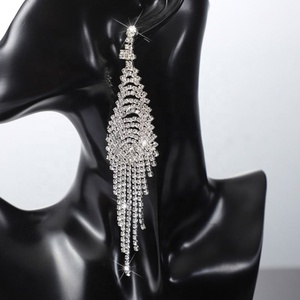 Boucles d'oreilles pendantes géométriques élégantes en alliage vintage classique avec long pendentif en strass pour femmes, pour mariage et soirée - Product Image 4