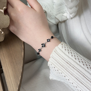 สร้อยข้อมือเงินแท้ S925 ประดับดอกไม้หินอาเกตสีดำและเพชรซิร์คอน เหมาะสำหรับใส่ทุกวัน - Product Image 1