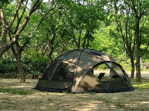 Carpa Domo Geodésica Impermeable de 5.5m para Glamping, Personalizada OEM, para Acampar en Familia, Basecamp, Cuatro Estaciones, Refugio Táctico Resistente - Product Image 3