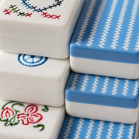Tuiles de Mahjong américaines en acrylique double couche style point de croix, ensemble de tuiles en bambou avec ruban rouge, plaque bleue, motif fleur du vent et Joker