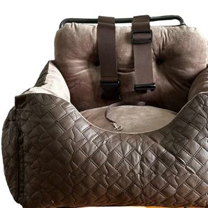 Cama cálida con correa de seguridad para mascotas, bolso de asiento elevador de viaje de cuero de lujo con diseño multifunción, cinturón de seguridad y correa para perros - Product Image 2