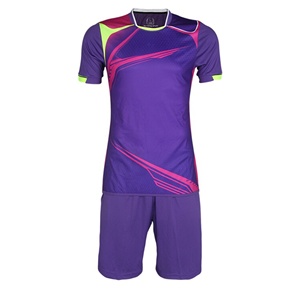 Camiseta de manga larga con logotipo personalizado y pantalones cortos a juego con servicio de impresión de equipos - Product Image 1