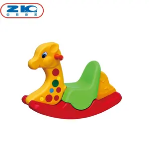 Gamma di 3-8 anni di Età e 84*30*46 centimetri Dimensioni (LxWxHcm) di plastica cavallo a dondolo per i bambini