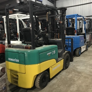 Montacargas Diésel Komatsu Usado de 2.5 Toneladas con Mástil de Dos Etapas, Batería de Plomo-Ácido, 1 Año de Garantía, para Construcción, Movimiento de Tierras y Venta al por Menor - Product Image 4