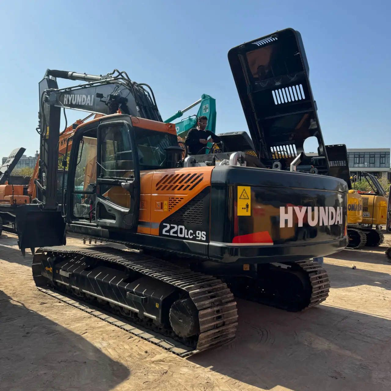 Excelente rendimiento de la excavadora de segunda mano Hyundai 220LC, alta eficiencia, bajo precio de trabajo