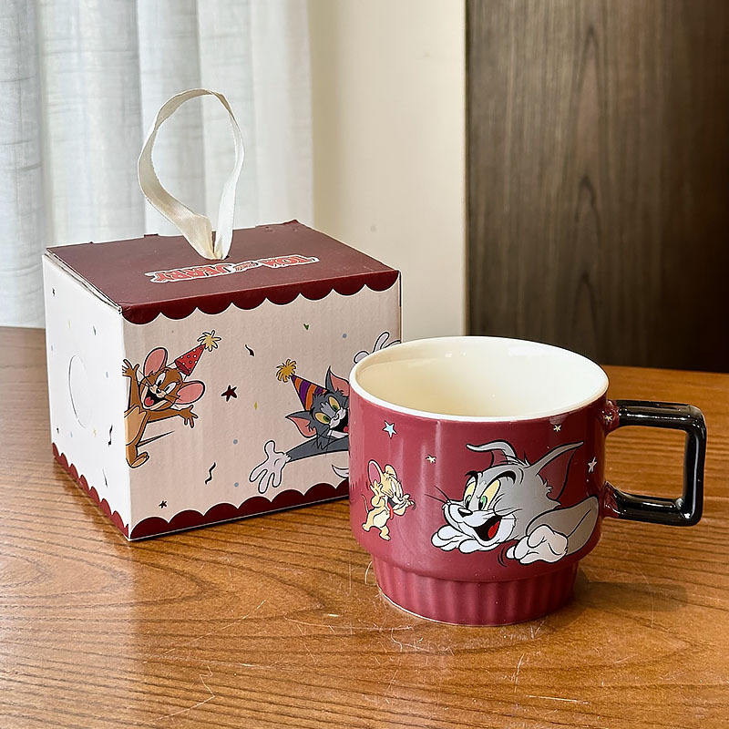 แมวและหนูในถ้วยสีแดง