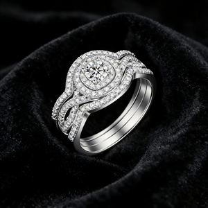 Anillo de Plata de Lujo con Circonita Cúbica de Corte Redondo de 5 mm, Color Oro Blanco, Grabado de Logotipo Personalizado - Product Image 1