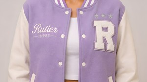 Chaqueta Varsity Lila con Letra R Bordada en Blanco para Mujer, Estilo Preppy, Corte Regular, Cuello Camisero, Logotipo Frontal - Product Image 4