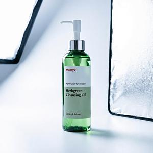 Huile nettoyante Manyo Herbgreen 200ml, apaisante et rafraîchissante, pour tous types de peaux - Product Image 1