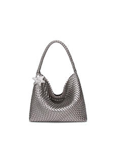 Sac fourre-tout tissé à la main de luxe Sac à bandoulière surdimensionné de créateur avec breloque - Product Image 5