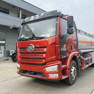 Camión Cisterna Jiefang J6 4x2 - Tanque de 12.6 CBM y Dispensador de Alto Flujo para Obras de Construcción - Product Image 1