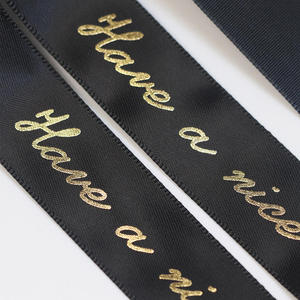Cinta de Raso Negra con Logotipo Personalizado al por Mayor, Cinta de Raso con Lámina Dorada para Envolver Regalos de Boda - Product Image 3