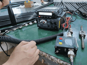 เสาอากาศมือถือแบบสองย่านความถี่ VHF UHF แบบ Omni Heavy Duty Spring Barrel สำหรับรถยนต์ สีขาวและสีดำ 6.5 DBi สำหรับวิทยุสมัครเล่น - Product Image 5