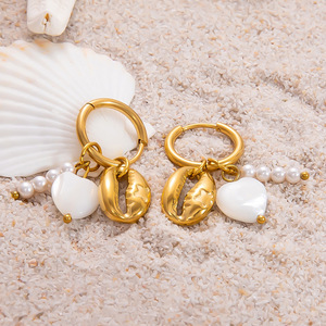 Pendientes Huggie chapados en oro con perlas, conchas, sol, luna y caballito de mar, para mujer, estilo playero, conjunto de joyería. - Product Image 4