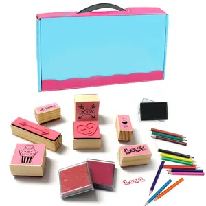 Timbres en bois personnalisés en gros avec crayons de couleur et <span class=keywords><strong>tampon</strong></span> <span class=keywords><strong>encreur</strong></span> pour enfants – Ensemble de timbres cadeau - Product Image 1