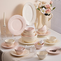 Ensemble de vaisselle en céramique de grande valeur sous-glaçure Relief fraise crème Style bol et assiette cadeau de pendaison de crémaillère