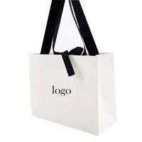Sac cadeau personnalisé en carton kraft pour vêtements, traitement de surface par estampage à chaud, matériau recyclé pour l'emballage de bougies artisanales