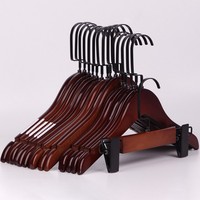 Cintres en bois massif pour costumes et pantalons avec pinces et crochets plats pivotants noirs pour présentation en magasin (vente en gros)