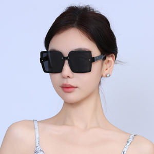 Nouvelles lunettes de soleil carrées à monture large pour femmes 2025, verres polarisés UV400 en PC, noires, tendance, pour la conduite et les réseaux sociaux - Product Image 1