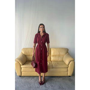 Vestido TENCEL Borgoña de Manga Corta con Cierre de Botones Frontales para Uso Profesional - Product Image 3