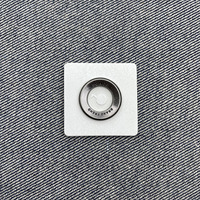 Nouveauté : Jeans personnalisés avec logo en relief carré et étiquette en cuir métallique noire pour vêtements pour hommes