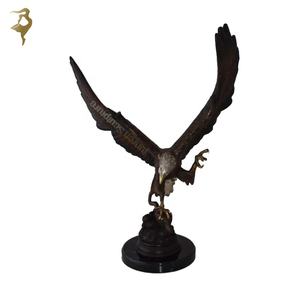Pequeño águila de latón en acción tratando de atrapar a su presa estatua de bronce para decoración de escritorio - Product Image 6