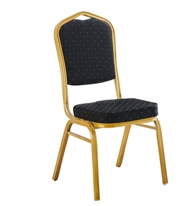 Chaise de banquet empilable en aluminium avec cadre doré et revêtement rouge - Design moderne pour appartement et salle d'événements - Product Image 3