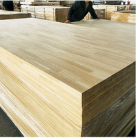 Fourniture en gros de planches de bois de caoutchouc à surface propre pour la production de panneaux intérieurs
