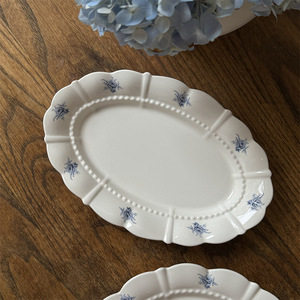 Plato de Postre de Gres Azul y Blanco con Rosas, Estilo Vintage Retro de Lujo Francés, con Borde de Pétalos, Apto para Microondas, para Bodas - Product Image 3
