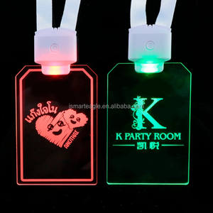 Marka promosyon özelleştirilmiş şekil akrilik lazer kazınmış logosu renkli parlak LED kordon rozeti - Product Image 2