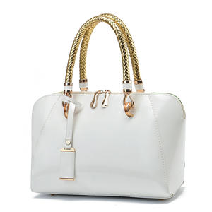 2025 nuova borsa da donna con chiusura a cerniera con manico in tessuto borsa da donna borsa da donna borsa a mano di lusso in pelle verniciata con ciondolo - Product Image 6