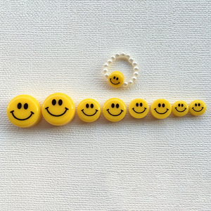 Gran oferta de accesorios acrílicos con cuentas de cara <span class=keywords><strong>sonriente</strong></span> amarilla con agujero recto de Corea del Sur Diy para pendientes de mano, collar, anillo, cuentas sueltas - Product Image 3