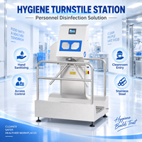 Machine de lavage industrielle pour bottes avec système d'entrée hygiénique et technologie de nettoyage de semelles pour l'industrie agroalimentaire