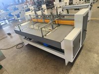 Machine automatique de découpe de carton ondulé pour la fabrication de cloisons et de panneaux de séparation de boîtes en carton