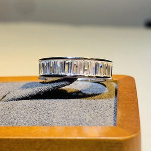 Anello Eternity Q668 in Argento 925 con Diamanti Taglio Baguette, Incastonatura a Canale, Design Geometrico, Anello Unisex per Matrimonio - Product Image 6