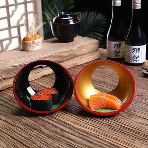 Juego de tazones de sushi estilo japonés en negro y dorado con ribete rojo para uso en hoteles y restaurantes. - Product Image 2