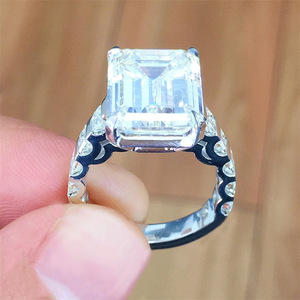Anello con Cristallo Taglio Quadrato per Donne, Elegante Accessorio Minimalista per Uso Quotidiano e Feste - Product Image 1