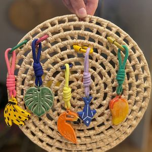 Ciondolo per Borsa Stile Tropicale, Portachiavi con Moschettone in Corda Intrecciata Colorata, Forme Fai-da-te Foglia di Monstera, Banana, Fragola, Squalo - Product Image 1