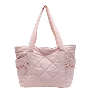 Sacs à main pour femmes, sacs fourre-tout en duvet rose pour les voyages et les courses en plein air, logo personnalisé - Product Image 1