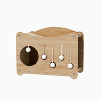 Arbre à chat surélevé moderne et durable à 2 niveaux avec poteaux à gratter en sisal, lit en bois massif, griffoir d'intérieur et jouets suspendus, emballage en carton