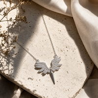 Kaanjewelry Pendentif Élégant en Argent Sterling 925 avec Ailes d'Ange, Boule Pavée de Zircons Cubiques, Épée et Poignard, Plaqué Rhodium, pour Femme et Homme