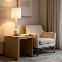 Lampe de table pour hôtel, base en forme d'ampoule blanche avec abat-jour en tissu de lin et ports USB