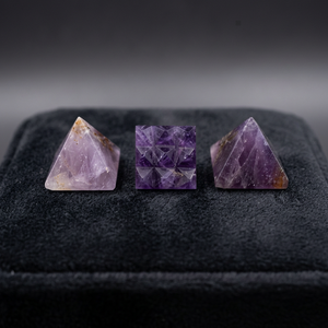 Pyramide Vastu en Améthyste et Agate Naturelles de Haute Qualité, Pierre Semi-Précieuse Sculptée à la Main pour le Feng Shui et la Guérison - Product Image 1
