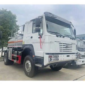 Camión cisterna <span class=keywords><strong>de</strong></span> combustible <span class=keywords><strong>de</strong></span> servicio pesado <span class=keywords><strong>4x4</strong></span> Sinotruk HOWO 10000L a la <span class=keywords><strong>venta</strong></span> para repostaje y transporte <span class=keywords><strong>de</strong></span> aceite para servicio <span class=keywords><strong>de</strong></span> repostaje todoterreno - Product Image 3